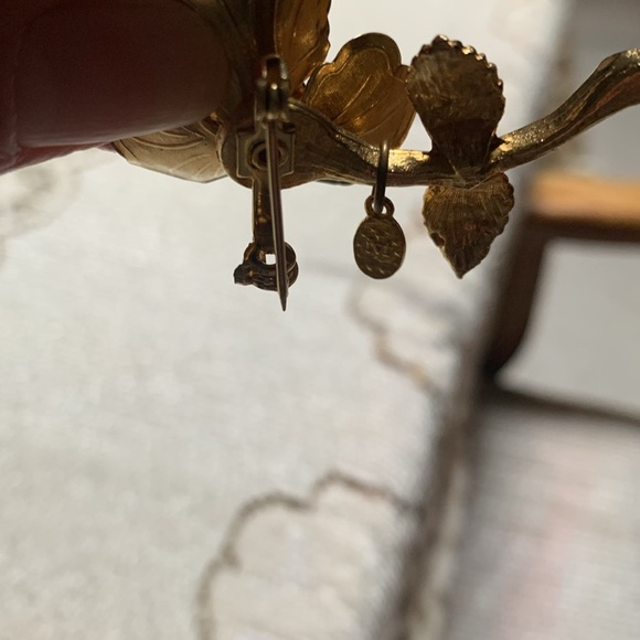 Elegant Gold Flower Brooch with Green Accent - Picture 8 of 8